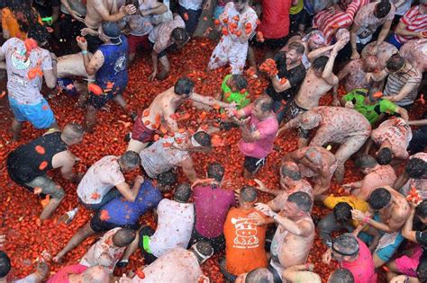 Behind The Scenes At The Tomatina What Goes On At Spains Messiest