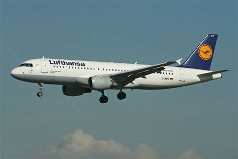 Airbus A320 211 D Aipt Lufthansa A Photo On Flickriver