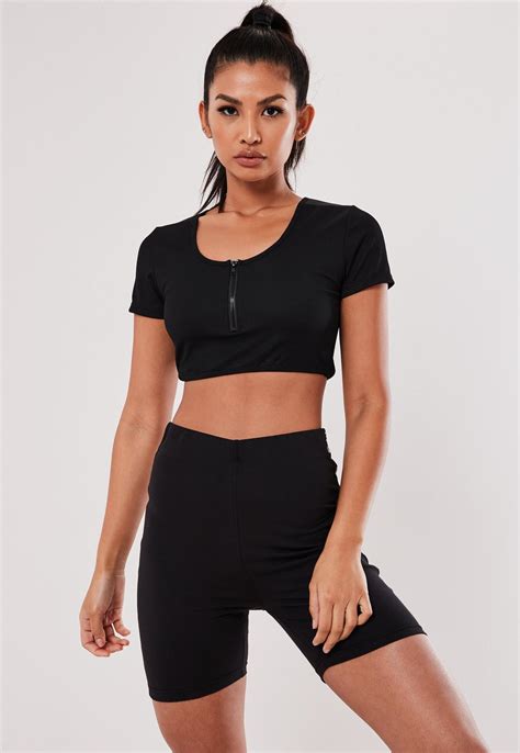 This tiny piece has become a major staple item over the last few years, but is by no means a new trend. Active Crop top deportivo en negro | Missguided