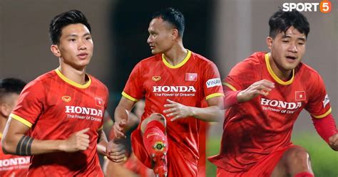 Tờ indosport nói văn hậu được ca ngợi là ngôi sao sáng sea games 30 nhưng hiện thực phải ngồi dự bị ở không chỉ được nhắc đến tại quê hương, cầu thủ 20 tuổi được nhắc liên tục trên báo indonesia. Báo chí Indonesia đánh cao Đoàn Văn Hậu, Hà Đức Chinh ...