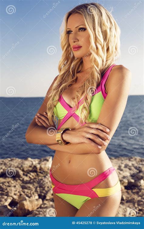 Sexy Blonde Frau Im Hellen Bikini Der Auf Sommerstrand Aufwirft Stockfoto Bild Von Karosserie