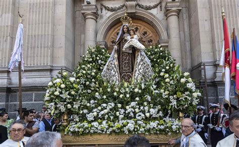 Multitudinaria Procesión Y Oración Por Chile A La Virgen Del Carmen