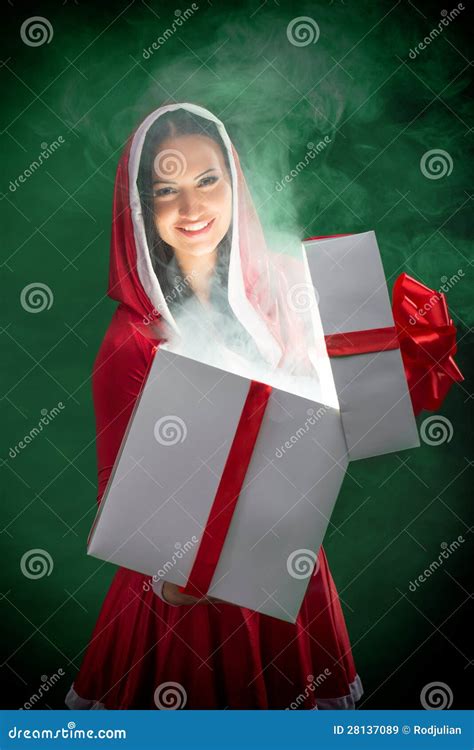 Vrouwelijke Kerstman Met De Magische Huidige Doos Van Kerstmis Stock Afbeelding Image Of Krijg