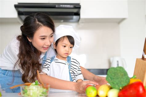 Cara ini juga sebagai salah satu usaha mempererat ikatan batin. Bermain Sambil Belajar di Dapur, Ini 5 Manfaat Mengajak ...