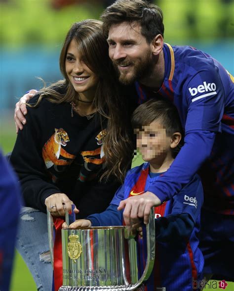 Leo Messi Y Antonella Roccuzzo Con Su Hijo Thiago Celebrando La Copa