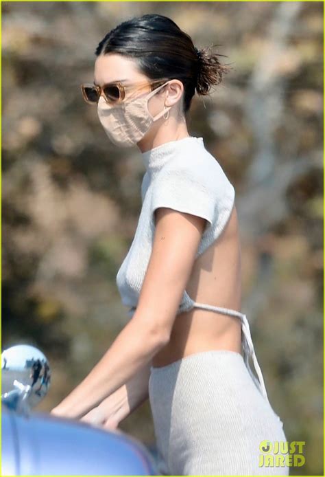 Kendall Jenner Flashes Her Abs While Out In Malibu Photo Photo Gallery Just Jared Jr