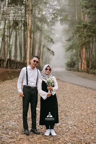 foto prewedding hijab casual putih hitam outdoor klasik vintage di hutan pinus imogiri jogja by