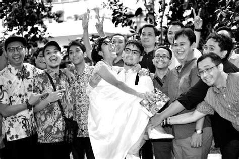 adit and putri wedding in black and white by glow photostory