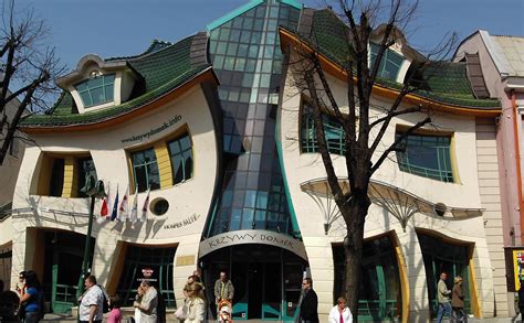 The most photographed building in poland, the crooked house is located in rezydent shopping center in sopot, poland. この発想はなかったw 世界のぶっ飛んだデザインの建物画像まとめ - NAVER まとめ | Houses in ...