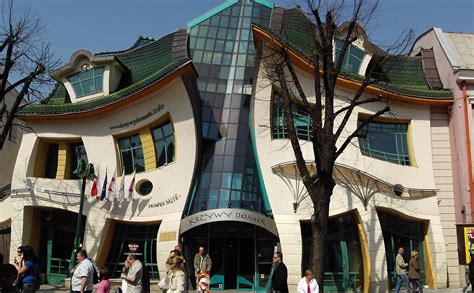 This fairytale inspired, warped building houses restaurants, shops, and a radio station. この発想はなかったw 世界のぶっ飛んだデザインの建物画像まとめ - NAVER まとめ | Houses in ...