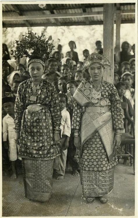 Indonesia Sumatra Beautiful Native Minangkabau Girls In Costumes