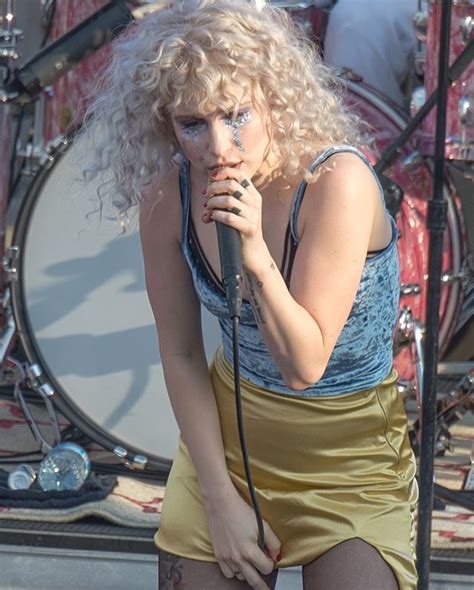 Hayley On Stage During Paramores Second Show On Parahoy Parahoy Paramore Danielle Haim