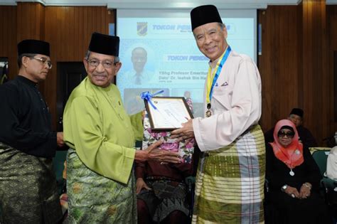 Dual language programme atau lebih dikenali sebagai dlp merupakan satu program yang telah dilaksanakan oleh kementerian pendidikan malaysia (kpm) bermula 2016. YBhg Profesor Emeritus Dato' Dr. Isahak Bin Haron (Tokoh ...