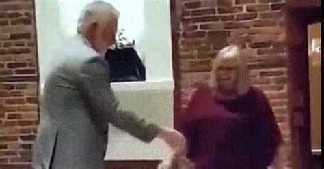 ¡vaya  El Abuelo Tiene Grandes Pasos De Baile