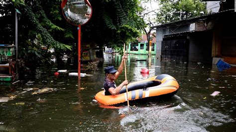 Indonesia Floods Jakarta Braces For More Rain As Death Toll Reaches 66 Cnn