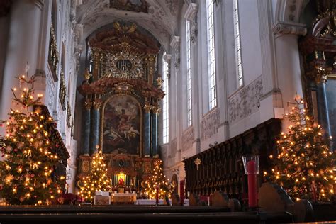 Bei den protestanten gibt es kirchen, die im 18. Weihnachtsschmuck im Altarraum von St. Georg, Amberg Foto ...