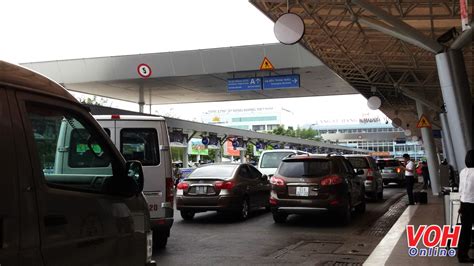Đường phan châu trinh, phía bên trái sài gòn đã lên đèn. Sở Giao thông Vận tải đề xuất lập bãi đậu taxi trước ga quốc tế sân bay Tân Sơn Nhất
