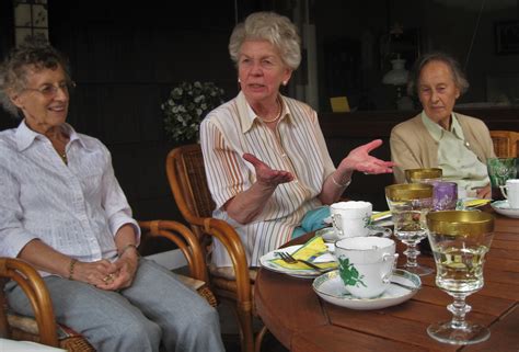 무료 이미지 사람들 사회화 식사 점심 커피 테이블 할머니 고령자 여자들 공식 만찬 어른 자매 간친회 다과회 생일 파티 노인들의 집 케이크는