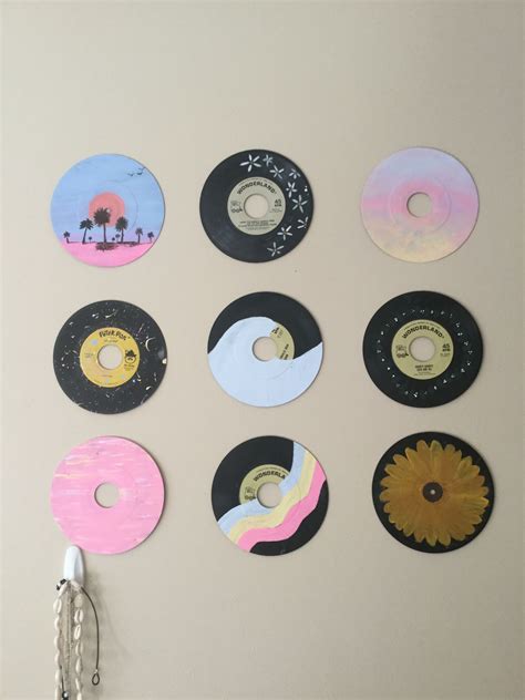 Дизайн из дисков на стене 82 фото