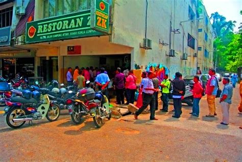 Kuala lumpur merupakan merupakan syurga makanan untuk pelancong kerana boleh dikatakan kesemua makanan popular di negeri malaysia boleh didapati di sini. 20 Tempat makan menarik di Kuala Lumpur! Memang sedap sangat