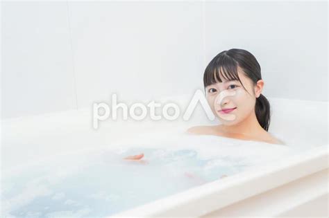 お風呂に入る女性 No 23111247写真素材なら写真AC無料フリーダウンロードOK