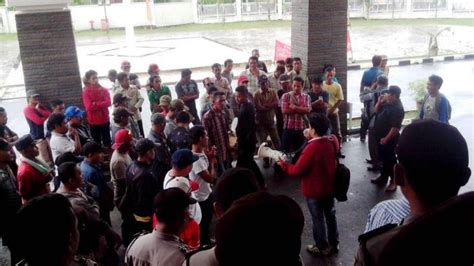Massa Tuntut Dprd Belitung Bentuk Pansus