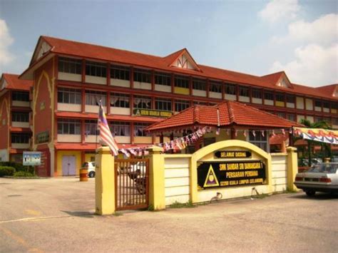 Sekolah ini telah menerima kunci pembukaannya pada tanggal 20 november 2003. Sri Damansara 1 Secondary School