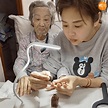 梅小惠為89歲母親扮靚靚 細心搽指甲油超有愛 - 本地 - 明周娛樂