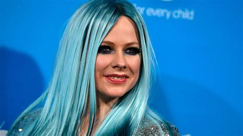 Avril Lavigne Makes Rare Comments About Her Childhood I Just Wanted