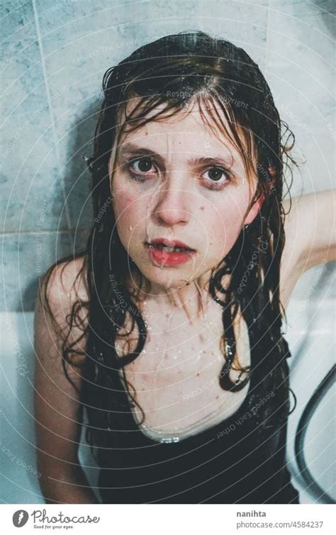 Künstlerisches Porträt Einer Jungen Frau Unter Der Dusche Ein Lizenzfreies Stock Foto Von