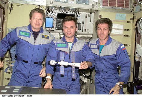 This Day In History Expedition 1 Becomes First Crew To