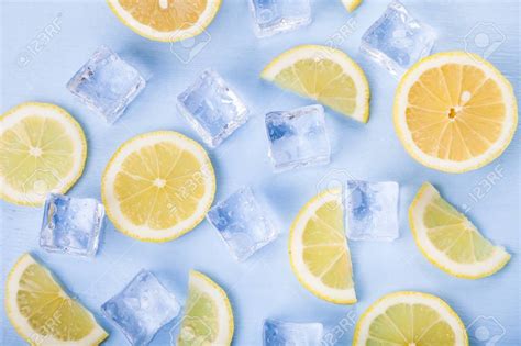Muitos Restaurantes Servem Refrigerantes Em Copos Contendo Limão E Gelo