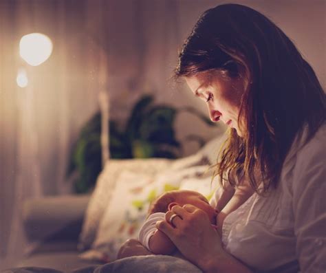 4 Posições Para Amamentar O Bebê Revista Crescer Amamentação