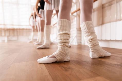 los bailarines de ballet de las muchachas ensayan en clase del ballet foto de archivo imagen