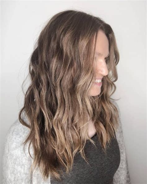 There isn't really a right or wrong way to do it, giving your stylist a lot of creative freedom. 15 Perfect Examples of Lowlights for Brown Hair (2020 Looks)