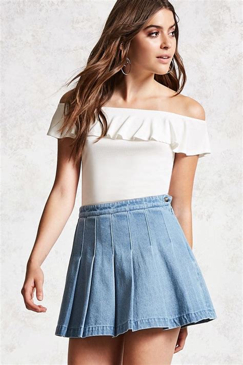 style deals a denim mini skirt featuring a faded wash box pleat design concealed side zipper