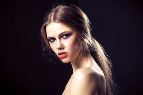 ritratto di bellezza della giovane donna attraente con il fronte grazioso della pelle pulita