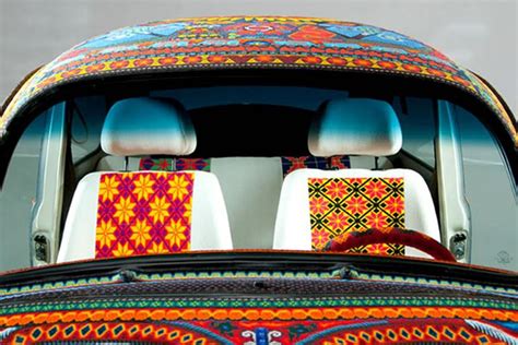 Un Volkswagen Sedán Revestido De Arte Huichol Mediotiempo