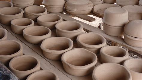 Siapkan alat dan bahan yang akan digunakan. Cara Membuat Keramik dari Tanah Liat Seperti Ahli, Beserta ...