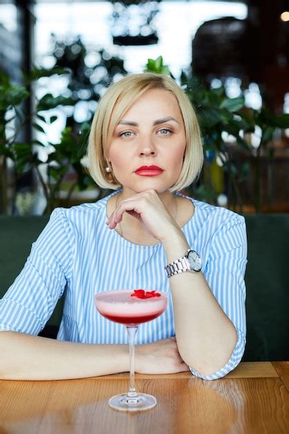 Retrato De Una Mujer Joven Y Atractiva Bebiendo Cócteles En El Café