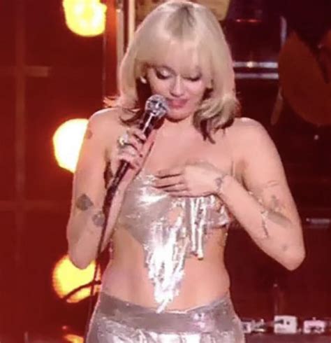 Miley Cyrus Top Falls Down On Stage In Shocking Wardrobe Malfunction