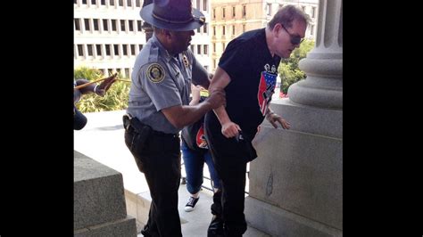 Viral Photo Black Officer Assists White Supremacist Cnn