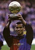 Rivaldo aixecant la Pilota d'Or de 1999 | Rivaldo, Fotos del barça, Fútbol