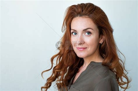 年轻红发美女的肖像身着健康的皮肤高清图片下载 正版图片 摄图网