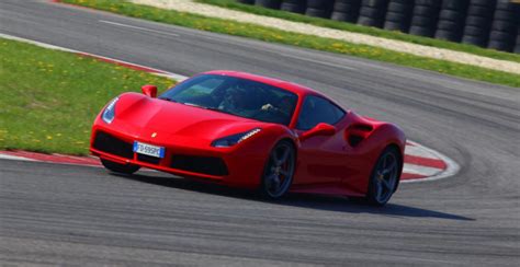 Gli appassionati in lombardia e d'italia potranno guidare le nostre ferrari, porsche e lamborghini Guidare una Ferrari su pista - regali 24