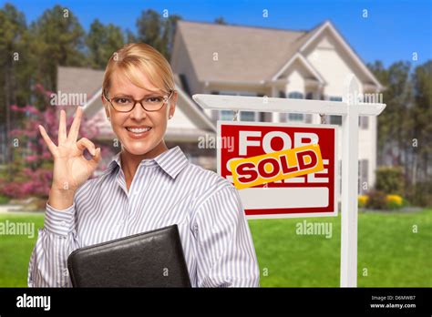 Attractive Female Real Estate Agent Hi Res Stock Photography And Images Alamy