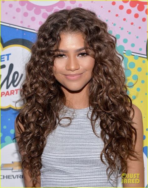 Zendayas Curly Hair Inspo So You Can Rock It Like Her Too Iwmbuzz