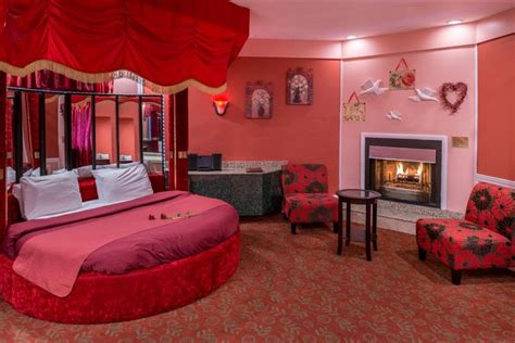 Red Romantic Theme Suite With Hot Tub And Fireplace At The Inn Of The Dove Bensalem