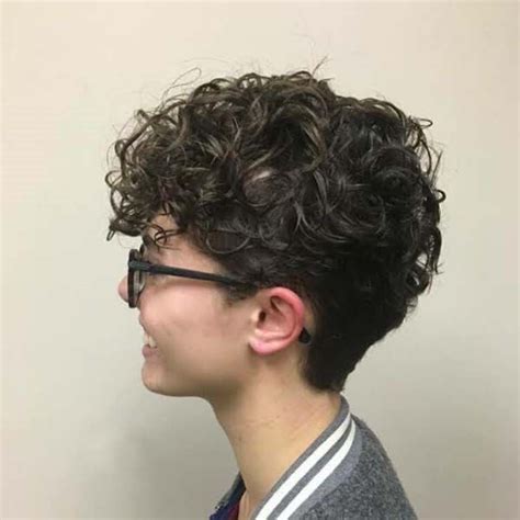 Round face haircuts tomboy haircut androgynous haircut thick curly hair curly hair styles. 141 Easy To Achieve And Trendy Short Curly Hairstyles For 2020
