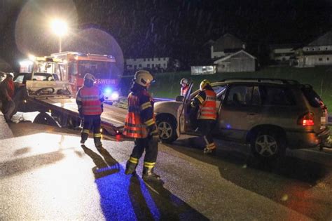 Schwerer Verkehrsunfall Mit Vier Beteiligten Pkw Auf Rieder Stra E In